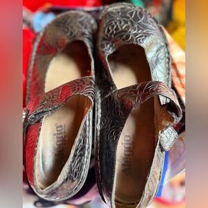 Alegria Women's Black Embossed Mules